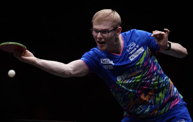 (251213) -- HONG KONG, Dec. 13, 2025 (Xinhua) -- Felix Lebrun competes during the men's singles quarterfianl match between Harimoto Tomokazu of Japan and Felix Lebrun of France at the WTT Finals Hong Kong 2025 in Hong Kong, south China, Dec. 13, 2025. (Xinhua/Lui Siu Wai)