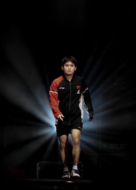 (251213) -- HONG KONG, Dec. 13, 2025 (Xinhua) -- Lin Shidong enters the venue before the men's singles quarterfianl match between Lin Shidong of China and Xiang Peng of China at the WTT Finals Hong Kong 2025 in Hong Kong, south China, Dec. 13, 2025. (Xinhua/Lui Siu Wai)