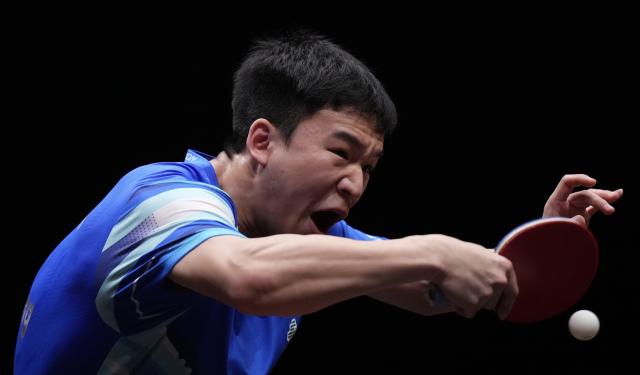 (251213) -- HONG KONG, Dec. 13, 2025 (Xinhua) -- Xiang Peng competes during the men's singles quarterfianl match between Lin Shidong of China and Xiang Peng of China at the WTT Finals Hong Kong 2025 in Hong Kong, south China, Dec. 13, 2025. (Xinhua/Lui Siu Wai)