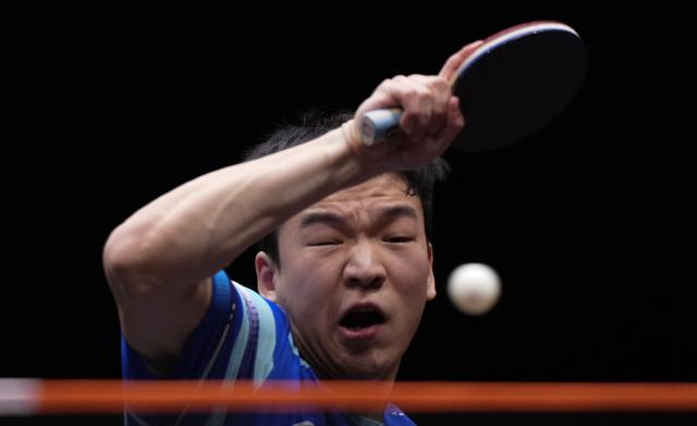(251213) -- HONG KONG, Dec. 13, 2025 (Xinhua) -- Xiang Peng competes during the men's singles quarterfianl match between Lin Shidong of China and Xiang Peng of China at the WTT Finals Hong Kong 2025 in Hong Kong, south China, Dec. 13, 2025. (Xinhua/Lui Siu Wai)