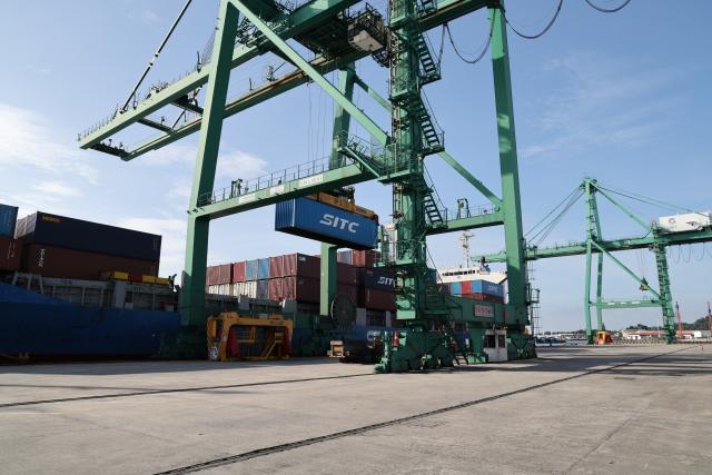 (251213) -- BANDAR SERI BEGAWAN, Dec. 13, 2025 (Xinhua) -- A container vessel operated by Shandong International Transportation Corp. (SITC) docks at Muara Port in Brunei, Dec. 13, 2025. TO GO WITH "New shipping services make maiden calls at Brunei's Muara Port" (Xinhua/Li Meng)