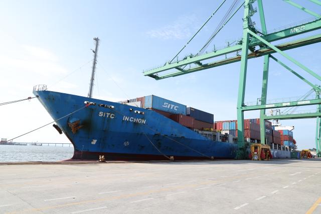 (251213) -- BANDAR SERI BEGAWAN, Dec. 13, 2025 (Xinhua) -- A container vessel operated by Shandong International Transportation Corp. (SITC) docks at Muara Port in Brunei, Dec. 13, 2025. TO GO WITH "New shipping services make maiden calls at Brunei's Muara Port" (Xinhua/Li Meng)