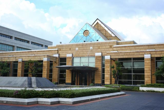 (251213) -- BANGKOK, Dec. 13, 2025 (Xinhua) -- This photo taken on Dec. 13, 2025 shows the Foreign Ministry building in Bangkok, Thailand. TO GO WITH "Thai FM says disappointed by Trump's remarks on Thailand-Cambodia border clashes" (Xinhua/Sun Weitong)