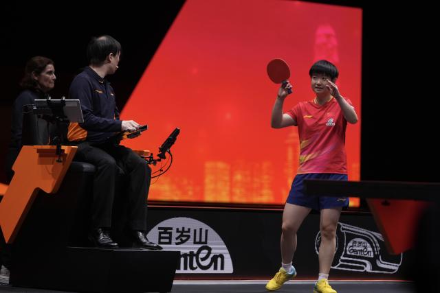 (251213) -- HONG KONG, Dec. 13, 2025 (Xinhua) -- Sun Yingsha waves to spectators after deciding to retire from the match due to injury during the women's singles semifinal match between Sun Yingsha of China and Kuai Man of China at the WTT Finals Hong Kong 2025 in Hong Kong, south China, Dec. 13, 2025. (Xinhua/Lui Siu Wai)