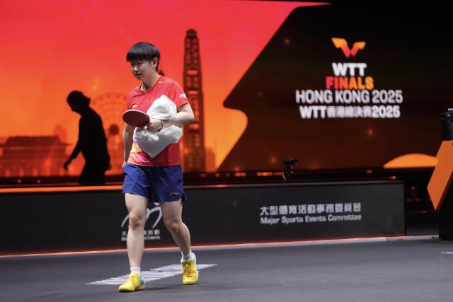 (251213) -- HONG KONG, Dec. 13, 2025 (Xinhua) -- Sun Yingsha retires from the match due to injury during the women's singles semifinal match between Sun Yingsha of China and Kuai Man of China at the WTT Finals Hong Kong 2025 in Hong Kong, south China, Dec. 13, 2025. (Xinhua/Lui Siu Wai)