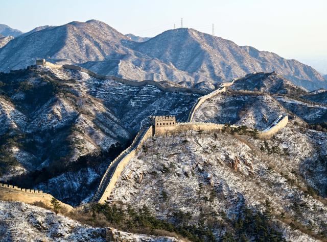 (251213) -- BEIJING, Dec. 13, 2025 (Xinhua) -- This photo taken on Dec. 13, 2025 shows the snow scenery of the Badaling section of the Great Wall in Beijing, capital of China. (Xinhua/Chen Yehua)