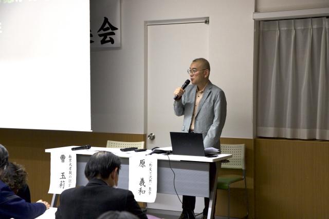 (251213) -- TOKYO, Dec. 13, 2025 (Xinhua) -- Japanese director Yoshikazu Hara speaks during a testimony meeting on the Nanjing Massacre in Tokyo, Japan, Dec. 11, 2025. TO GO WITH "Feature: Nanjing Massacre survivors' testimonies renew calls in Japan to confront aggression history" (Xinhua/Li Ziyue)