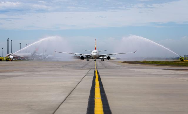 (251213) -- MELBOURNE, Dec. 13, 2025 (Xinhua) -- China's Hong Kong Airlines flight HX013 is welcomed by a water cannon salute upon arrival at the Melbourne Airport in Melbourne, Australia, Dec. 13, 2025. The flight touched down Saturday at the Melbourne Airport, marking the inauguration of the airline's new direct service from Hong Kong to the Australian city. (Melbourne Airport/Handout via Xinhua)