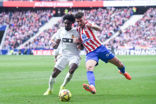 (251214) -- MADRID, Dec. 14, 2025 (Xinhua) -- Atletico de Madrid's Matteo Ruggeri (R) vies with Valencia C.F.'s Thierry Correia during the Laliga football match between Atletico de Madrid and Valencia C.F. in Madrid, Spain, Dec. 13, 2025. (Photo by Gustavo Valiente/Xinhua)
