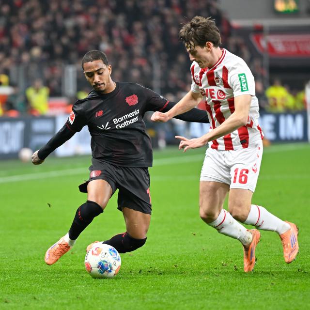 (251214) -- LEVERKUSEN, Dec. 14, 2025 (Xinhua) -- Arthur (L) of Bayer 04 Leverkusen vies with Jakub Kaminski of FC Cologne during the German first division of Bundesliga football match between Bayer 04 Leverkusen and FC Cologne in Leverkusen, Germany, Dec. 13, 2025. (Photo by Ulrich Hufnagel/Xinhua)