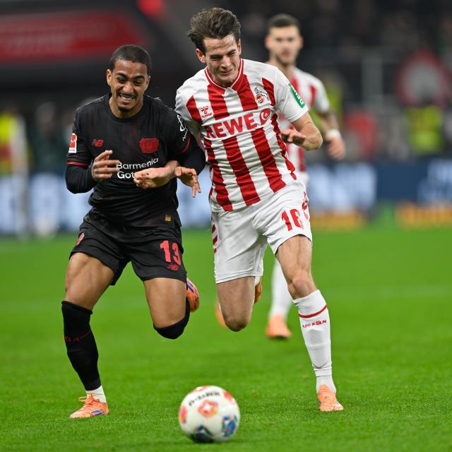 (251214) -- LEVERKUSEN, Dec. 14, 2025 (Xinhua) -- Arthur (L) of Bayer 04 Leverkusen vies with Jakub Kaminski of FC Cologne during the German first division of Bundesliga football match between Bayer 04 Leverkusen and FC Cologne in Leverkusen, Germany, Dec. 13, 2025. (Photo by Ulrich Hufnagel/Xinhua)