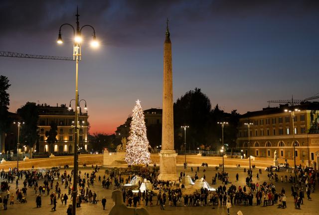 (251214) -- ROME, Dec. 14, 2025 (Xinhua) -- People gather at Piazza del Popolo in Rome, Italy, Dec. 13, 2025. (Xinhua/Li Jing)