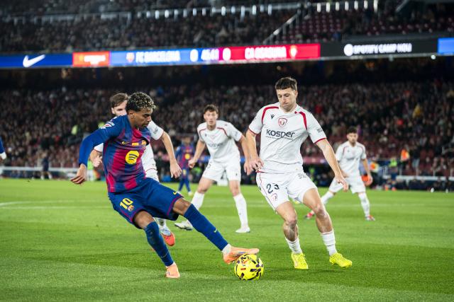 (251214) -- BARCELONA, Dec. 14, 2025 (Xinhua) -- FC Barcelona's Lamine Yamal (1st L) vies with CA Osasuna's Abel Bretones (2nd R) during the Laliga football match between FC Barcelona and CA Osasuna in Barcelona, Spain, on Dec. 13, 2025. (Photo by Joan Gosa/Xinhua)