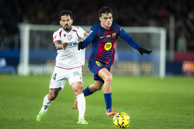 (251214) -- BARCELONA, Dec. 14, 2025 (Xinhua) -- FC Barcelona's Pedri vies with CA Osasuna's Ruben Garcia during the Laliga football match between FC Barcelona and CA Osasuna in Barcelona, Spain, on Dec. 13, 2025. (Photo by Joan Gosa/Xinhua)