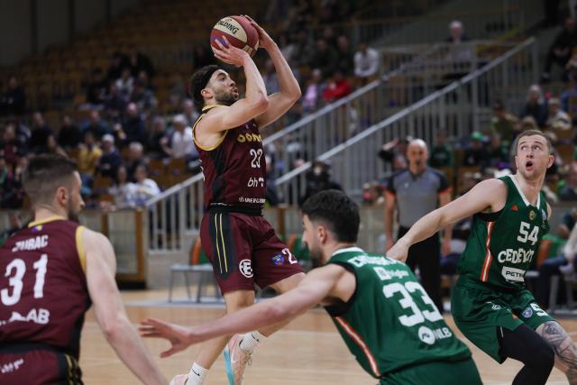 (251214) -- LJUBLJANA, Dec. 14, 2025 (Xinhua) -- Jarrod West II (top) of Bosna BH Telekom shoots during the 10th round match between Cedevita Olimpija and Bosna BH Telekom at the AdmiralBet ABA Basketball League 2025/26 in Ljubljana, Slovenia, Dec. 13, 2025. (Photo by Zeljko Stevanic/Xinhua)