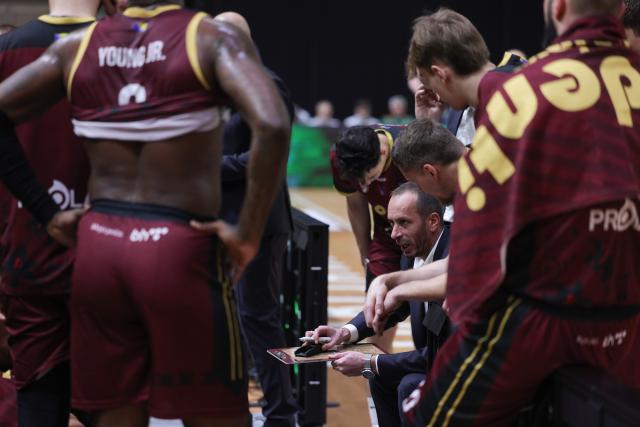 (251214) -- LJUBLJANA, Dec. 14, 2025 (Xinhua) -- Coach of Bosna BH Telekom, Muhamed Pasalic (C), instructs players during the 10th round match between Cedevita Olimpija and Bosna BH Telekom at the AdmiralBet ABA Basketball League 2025/26 in Ljubljana, Slovenia, Dec. 13, 2025. (Photo by Zeljko Stevanic/Xinhua)