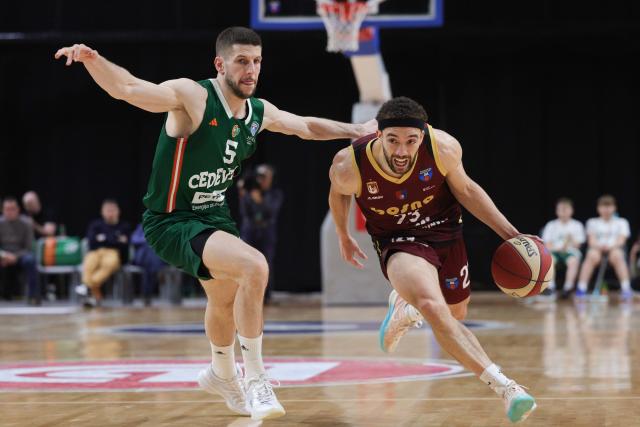 (251214) -- LJUBLJANA, Dec. 14, 2025 (Xinhua) -- Jarrod West II (R) of Bosna BH Telekom breaks through during the 10th round match between Cedevita Olimpija and Bosna BH Telekom at the AdmiralBet ABA Basketball League 2025/26 in Ljubljana, Slovenia, Dec. 13, 2025. (Photo by Zeljko Stevanic/Xinhua)