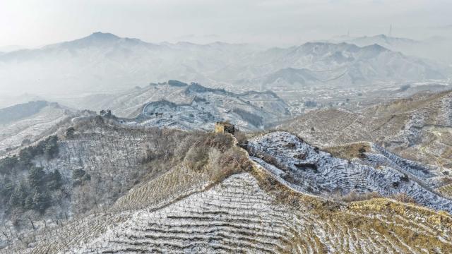 (251214) -- BEIJING, Dec. 14, 2025 (Xinhua) -- An aerial drone photo taken on Dec. 13, 2025 shows the snow scenery of a section of the ancient Great Wall in Zunhua, north China's Hebei Province. (Photo by Liu Mancang/Xinhua)