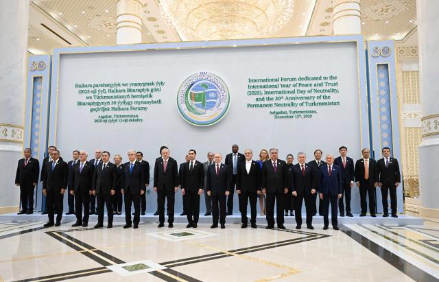 (251213) -- ASHGABAT, Dec. 13, 2025 (Xinhua) -- Chinese President Xi Jinping's special envoy Peng Qinghua, also vice chairman of the Standing Committee of China's National People's Congress, and other participants of the High-Level International Forum dedicated to the International Year of Peace and Trust pose for a group photo in Ashgabat, Turkmenistan.
  At the invitation of Turkmenistan, Peng visited the Turkmen capital of Ashgabat from Dec. 12 to 13 to attend the forum, handed over to the Turkmen side President Xi's congratulatory letter to the forum, met with Dunyagozel Gulmanova, chairperson of the National Assembly (Mejlis) of Turkmenistan, and leaders of major political parties, and participated in people-to-people dialogues between China and Turkmenistan. (Xinhua/Li Renzi)