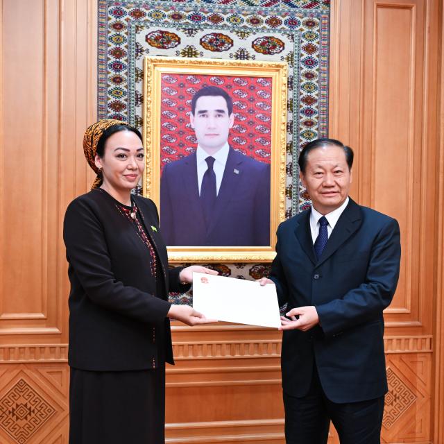 (251213) -- ASHGABAT, Dec. 13, 2025 (Xinhua) -- Chinese President Xi Jinping's special envoy Peng Qinghua, also vice chairman of the Standing Committee of China's National People's Congress, hands over President Xi's congratulatory letter to the High-Level International Forum dedicated to the International Year of Peace and Trust to Dunyagozel Gulmanova, chairperson of the National Assembly (Mejlis) of Turkmenistan, in Ashgabat, Turkmenistan.
  At the invitation of Turkmenistan, Peng visited the Turkmen capital of Ashgabat from Dec. 12 to 13 to attend the forum, handed over to the Turkmen side President Xi's congratulatory letter to the forum, met with Gulmanova and leaders of major political parties, and participated in people-to-people dialogues between China and Turkmenistan. (Xinhua/Li Renzi)