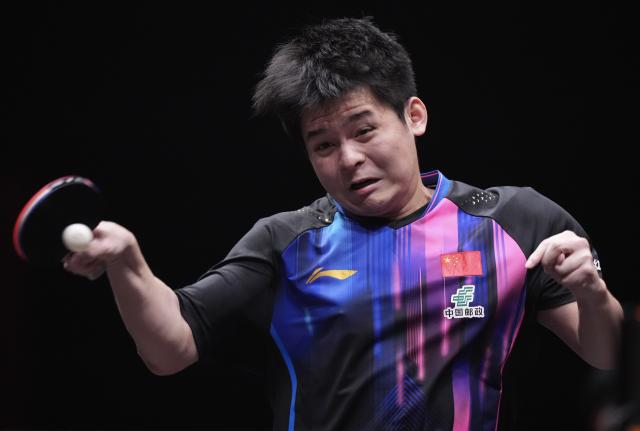 (251214) -- HONG KONG, Dec. 14, 2025 (Xinhua) -- Lin Shidong hits a return during the men's singles semifinal match between Lin Shidong of China and Harimoto Tomokazu of Japan at the WTT Finals Hong Kong 2025 in Hong Kong, south China, Dec. 14, 2025. (Xinhua/Lui Siu Wai)