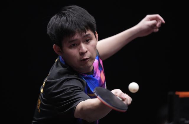 (251214) -- HONG KONG, Dec. 14, 2025 (Xinhua) -- Lin Shidong hits a return during the men's singles semifinal match between Lin Shidong of China and Harimoto Tomokazu of Japan at the WTT Finals Hong Kong 2025 in Hong Kong, south China, Dec. 14, 2025. (Xinhua/Lui Siu Wai)