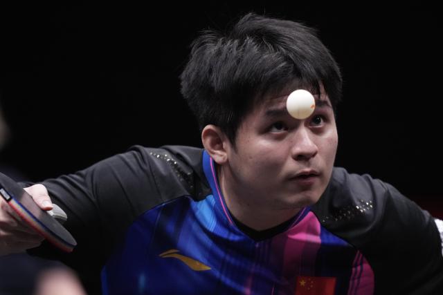 (251214) -- HONG KONG, Dec. 14, 2025 (Xinhua) -- Lin Shidong serves during the men's singles semifinal match between Lin Shidong of China and Harimoto Tomokazu of Japan at the WTT Finals Hong Kong 2025 in Hong Kong, south China, Dec. 14, 2025. (Xinhua/Lui Siu Wai)