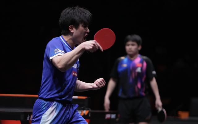(251214) -- HONG KONG, Dec. 14, 2025 (Xinhua) -- Harimoto Tomokazu (L) reacts during the men's singles semifinal match between Lin Shidong of China and Harimoto Tomokazu of Japan at the WTT Finals Hong Kong 2025 in Hong Kong, south China, Dec. 14, 2025. (Xinhua/Lui Siu Wai)