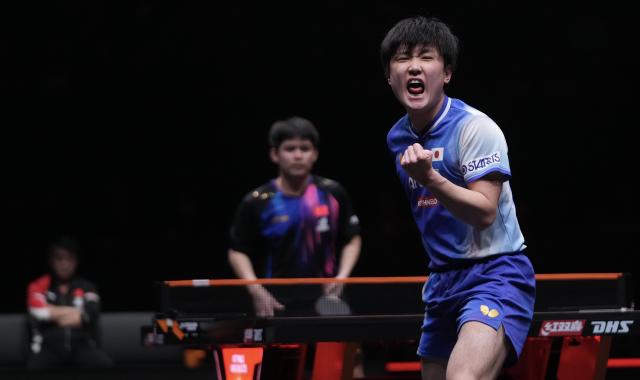 (251214) -- HONG KONG, Dec. 14, 2025 (Xinhua) -- Harimoto Tomokazu (R) reacts during the men's singles semifinal match between Lin Shidong of China and Harimoto Tomokazu of Japan at the WTT Finals Hong Kong 2025 in Hong Kong, south China, Dec. 14, 2025. (Xinhua/Lui Siu Wai)