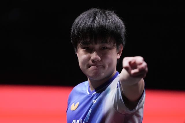 (251214) -- HONG KONG, Dec. 14, 2025 (Xinhua) -- Harimoto Tomokazu celebrates winning the men's singles semifinal match between Lin Shidong of China and Harimoto Tomokazu of Japan at the WTT Finals Hong Kong 2025 in Hong Kong, south China, Dec. 14, 2025. (Xinhua/Lui Siu Wai)