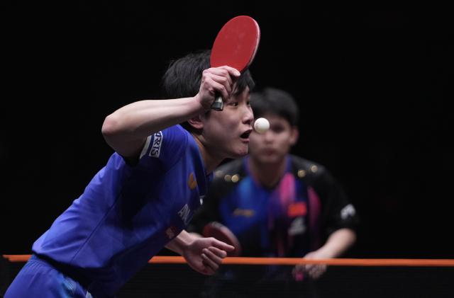 (251214) -- HONG KONG, Dec. 14, 2025 (Xinhua) -- Harimoto Tomokazu serves during the men's singles semifinal match between Lin Shidong of China and Harimoto Tomokazu of Japan at the WTT Finals Hong Kong 2025 in Hong Kong, south China, Dec. 14, 2025. (Xinhua/Lui Siu Wai)