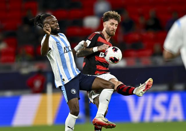 (251214) -- DOHA, Dec. 14, 2025 (Xinhua) -- Leo Pereira (R) of CR Flamengo vies with Fiston Mayele of Pyramids FC during the FIFA Challenger Cup 2025 match between Brazil's CR Flamengo and Egypt's Pyramids FC, part of the FIFA Intercontinental Cup 2025 in Doha, Qatar, on Dec. 13, 2025. (Photo by Nikku/Xinhua)