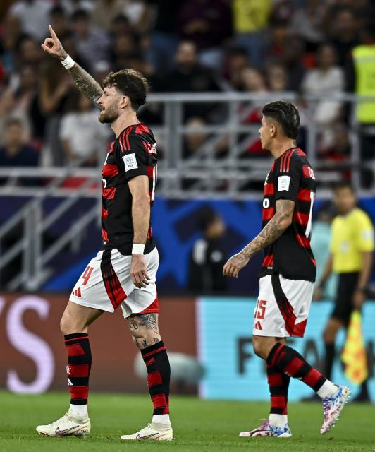 (251214) -- DOHA, Dec. 14, 2025 (Xinhua) -- Leo Pereira (L) of CR Flamengo celebrates after scoring a goal during the FIFA Challenger Cup 2025 match between Brazil's CR Flamengo and Egypt's Pyramids FC, part of the FIFA Intercontinental Cup 2025 in Doha, Qatar, on Dec. 13, 2025. (Photo by Nikku/Xinhua)