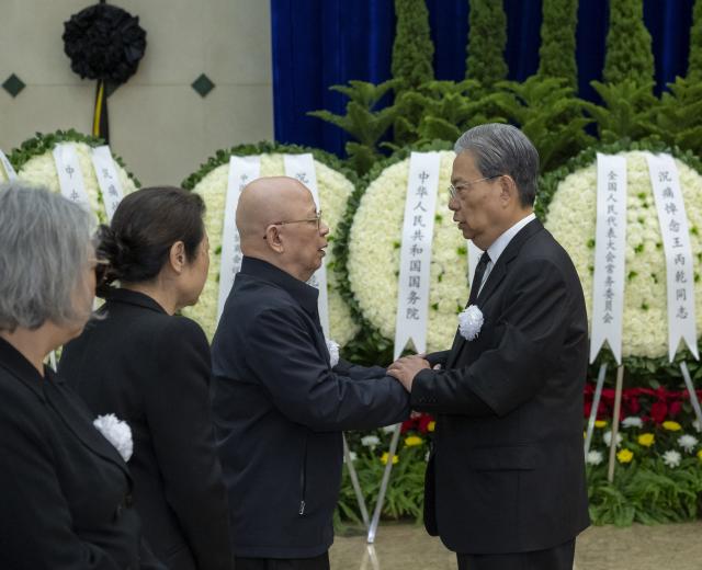 (251214) -- GUANGZHOU, Dec. 14, 2025 (Xinhua) -- Zhao Leji shakes hands with a family member of Wang Bingqian to express deep condolences in Guangzhou, south China's Guangdong Province, Dec. 14, 2025.
  The remains of former Chinese leader Wang Bingqian were cremated in Guangzhou on Sunday.
  Entrusted by the Communist Party of China (CPC) Central Committee, Zhao, a member of the Standing Committee of the Political Bureau of the CPC Central Committee and chairman of the National People's Congress Standing Committee, along with others, bid farewell to Wang at the Guangzhou funeral home. (Xinhua/Zhai Jianlan)