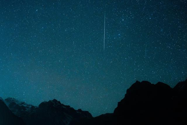 (251214) -- LIJIANG, Dec. 14, 2025 (Xinhua) -- This photo taken on Dec. 14, 2025 shows the Geminid meteor shower in the sky over Yulong Snow Mountain in Lijiang City, southwest China's Yunnan Province.
  The Geminid meteor shower, one of the most spectacular meteor showers of the year, reached its peak on Sunday. (Xinhua/Hu Chao)