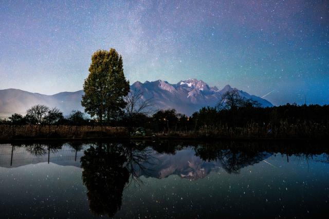 (251214) -- LIJIANG, Dec. 14, 2025 (Xinhua) -- This photo taken on Dec. 13, 2025 shows the Geminid meteor shower in the sky over Baisha Town of Lijiang City, southwest China's Yunnan Province.
  The Geminid meteor shower, one of the most spectacular meteor showers of the year, reached its peak on Sunday. (Xinhua/Hu Chao)
