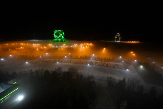 (251214) -- ASHGABAT, Dec. 14, 2025 (Xinhua) -- This photo taken on Dec. 13, 2025 shows advection fog in Ashgabat, Turkmenistan. (Xinhua/Li Renzi)