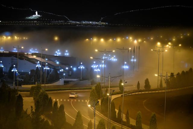 (251214) -- ASHGABAT, Dec. 14, 2025 (Xinhua) -- This photo taken on Dec. 13, 2025 shows advection fog in Ashgabat, Turkmenistan. (Xinhua/Li Renzi)