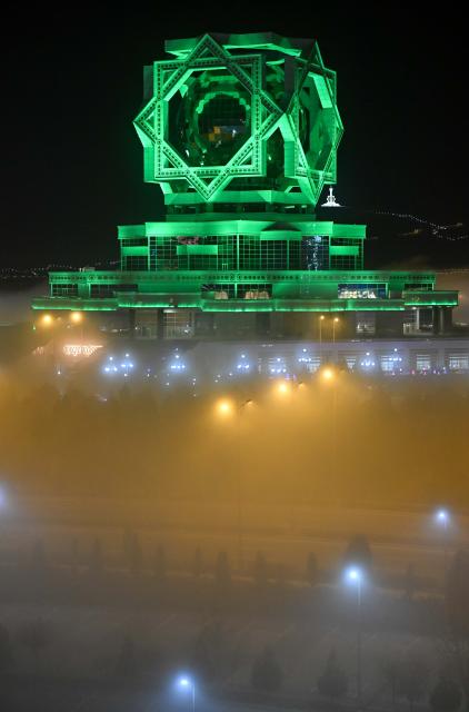 (251214) -- ASHGABAT, Dec. 14, 2025 (Xinhua) -- This photo taken on Dec. 13, 2025 shows advection fog in Ashgabat, Turkmenistan. (Xinhua/Li Renzi)