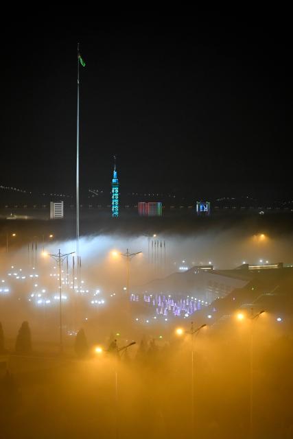 (251214) -- ASHGABAT, Dec. 14, 2025 (Xinhua) -- This photo taken on Dec. 13, 2025 shows advection fog in Ashgabat, Turkmenistan. (Xinhua/Li Renzi)