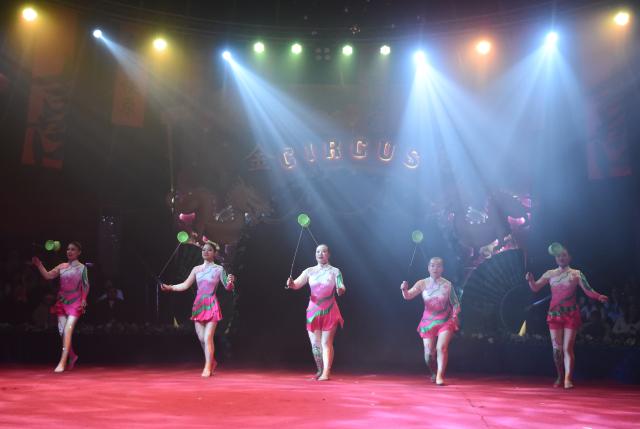 (251214) -- BAKU, Dec. 14, 2025 (Xinhua) -- A performance is staged by China's Liaocheng Acrobatic Troupe in Baku, Azerbaijan, Dec. 13, 2025.
  The Liaocheng Acrobatic Troupe from east China's Shandong Province staged its debut performance here on Saturday, wowing crowds with stunning acrobatic skills. (Xinhua/Chen Junfeng)