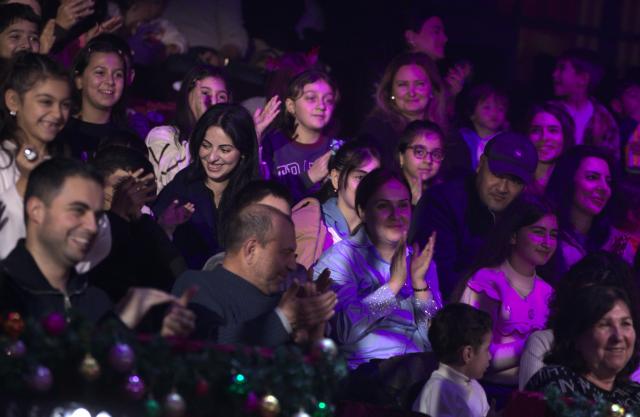 (251214) -- BAKU, Dec. 14, 2025 (Xinhua) -- Audience watch a performance staged by China's Liaocheng Acrobatic Troupe in Baku, Azerbaijan, Dec. 13, 2025.
  The Liaocheng Acrobatic Troupe from east China's Shandong Province staged its debut performance here on Saturday, wowing crowds with stunning acrobatic skills. (Xinhua/Chen Junfeng)