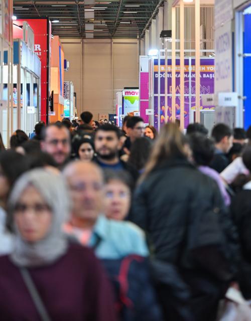 (251214) -- ISTANBUL, Dec. 14, 2025 (Xinhua) -- People visit the 42nd Istanbul International Book Fair in Istanbul, Türkiye, Dec. 13, 2025. The book fair opened on Saturday in Istanbul, Türkiye's largest city. The Chinese publishing delegation showcased over 700 high-quality books at the book fair, attracting many local readers. (Xinhua/Liu Lei)