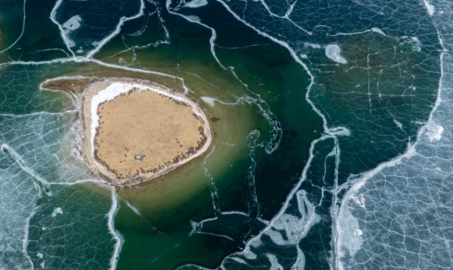 (251214) -- LHASA, Dec. 14, 2025 (Xinhua) -- An aerial drone photo taken on Dec. 13, 2025 shows the scenery of a lake in Maizhokunggar County, southwest China's Xizang Autonomous Region. (Xinhua/Gaesang Namgyae)