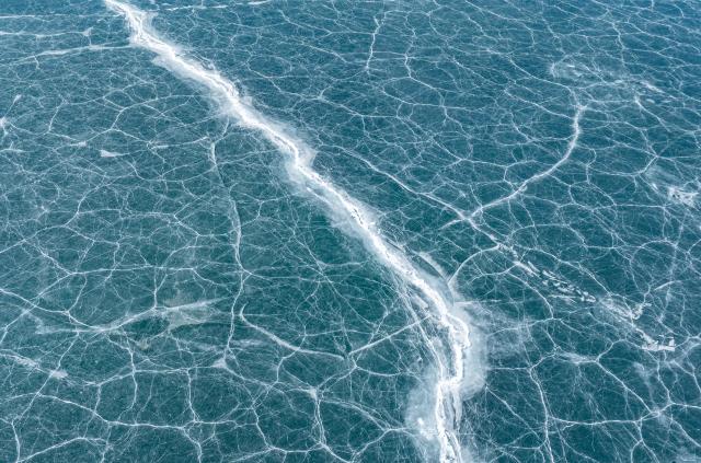 (251214) -- LHASA, Dec. 14, 2025 (Xinhua) -- A drone photo taken on Dec. 13, 2025 shows the scenery of a lake in Maizhokunggar County, southwest China's Xizang Autonomous Region. (Xinhua/Gaesang Namgyae)