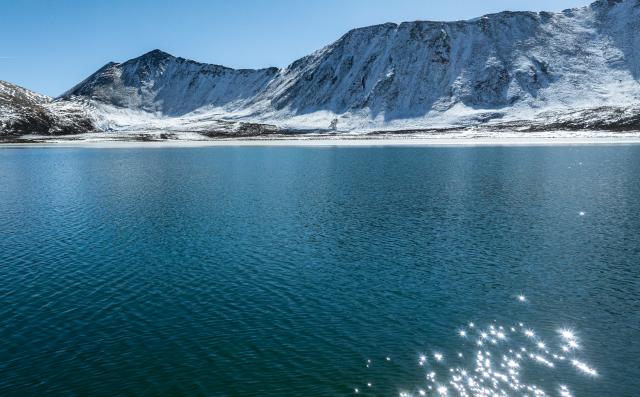 (251214) -- LHASA, Dec. 14, 2025 (Xinhua) -- A drone photo taken on Dec. 13, 2025 shows the scenery of a lake in Maizhokunggar County, southwest China's Xizang Autonomous Region. (Xinhua/Tenzin Nyida)