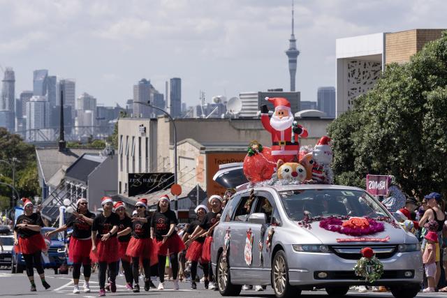 (251214) -- AUCKLAND, Dec. 14, 2025 (Xinhua) -- People attend a parade to celebrate the coming Christmas in Auckland, New Zealand, Dec. 14, 2025. (Photo by Wu Jiaxiang/Xinhua)