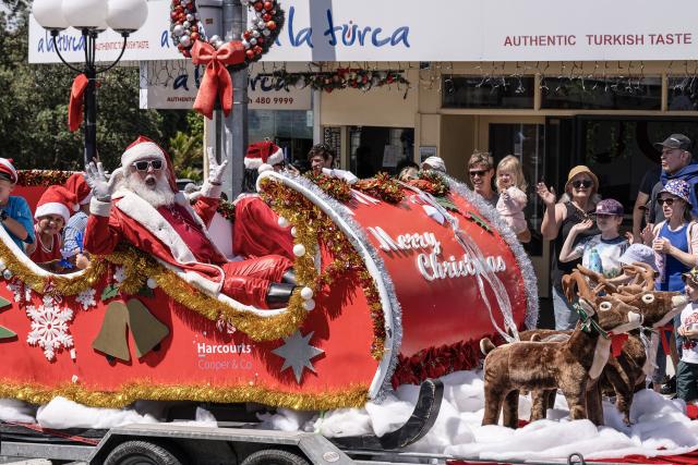 (251214) -- AUCKLAND, Dec. 14, 2025 (Xinhua) -- People dressed as Santa Claus attend a parade to celebrate the coming Christmas in Auckland, New Zealand, Dec. 14, 2025. (Photo by Wu Jiaxiang/Xinhua)