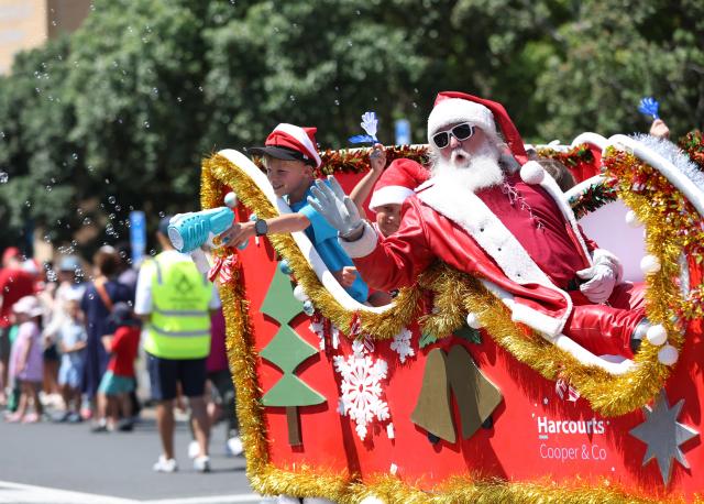 (251214) -- AUCKLAND, Dec. 14, 2025 (Xinhua) -- A man dressed as Santa Claus attends a parade to celebrate the coming Christmas in Auckland, New Zealand, Dec. 14, 2025. (Xinhua/Long Lei)