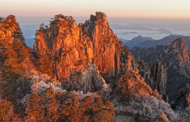 (251214) -- HUANGSHAN, Dec. 14, 2025 (Xinhua) -- An aerial drone photo taken on Dec. 14, 2025 shows the Huangshan Mountain scenic area at sunrise after snow, in east China's Anhui Province. (Photo by Shi Yalei/Xinhua)